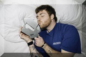 Alex Warren poses with his Official Number 1 Single Award for Ordinary (credit: Official Charts) 