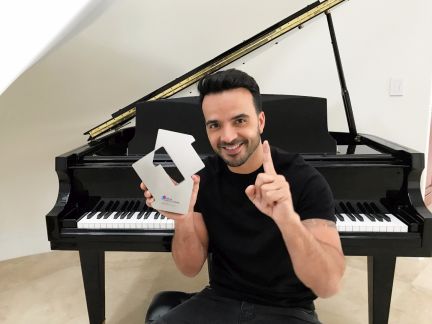 Luis Fonsi in Miami with his Official Number 1 Award for Despacito [credit OfficialCharts.com]