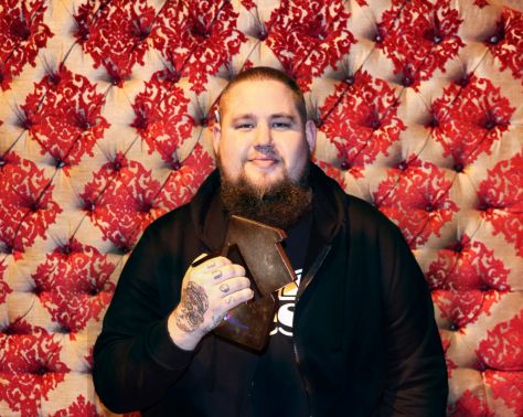 Rag &rsquo;n&rsquo; Bone Man pictured with his Official Number 1 Award for his album Human [Credit: Official Charts.com]
